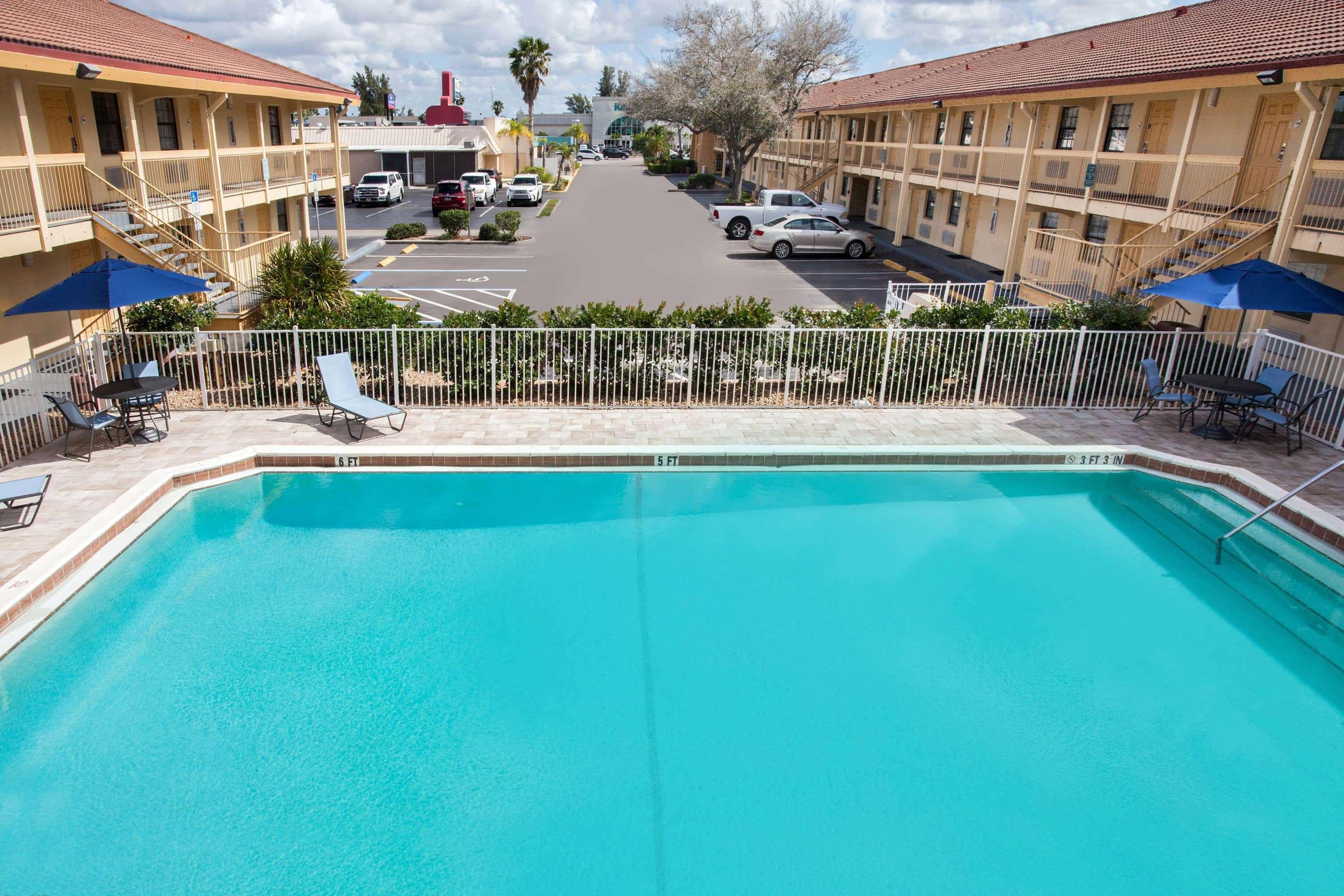 Baymont By Wyndham Fort Myers Central Εξωτερικό φωτογραφία