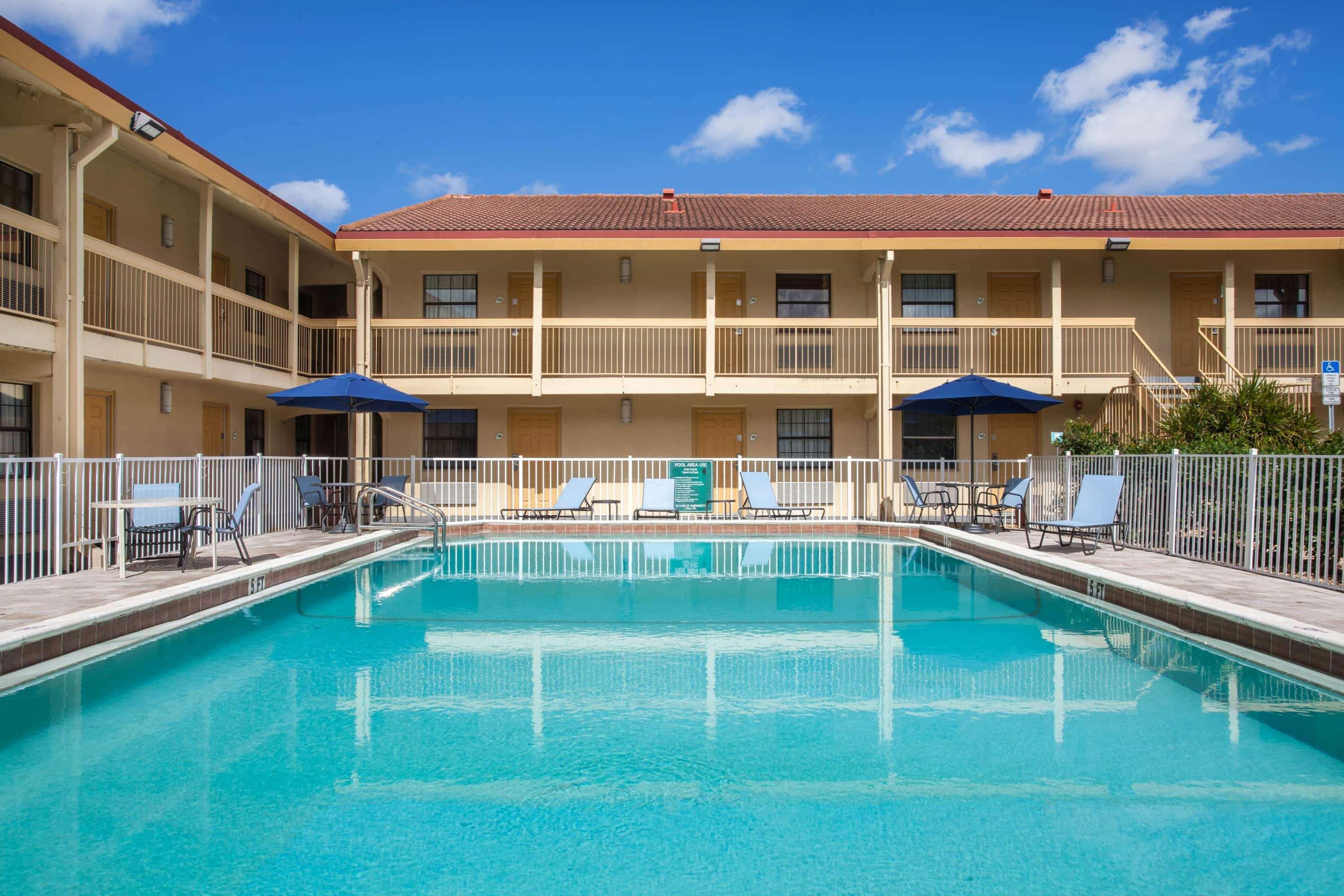 Baymont By Wyndham Fort Myers Central Εξωτερικό φωτογραφία