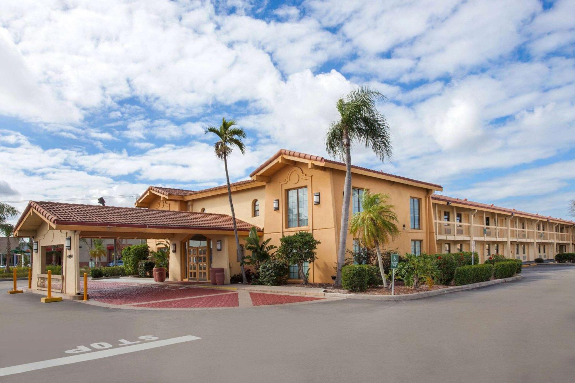 Baymont By Wyndham Fort Myers Central Εξωτερικό φωτογραφία