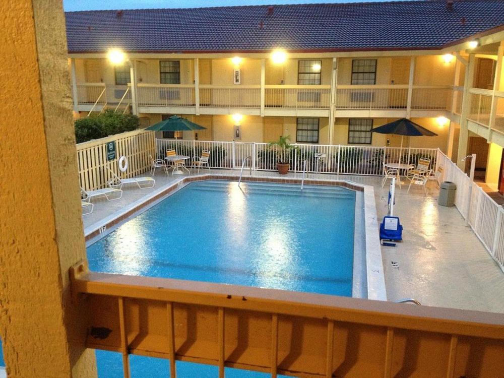Baymont By Wyndham Fort Myers Central Εξωτερικό φωτογραφία